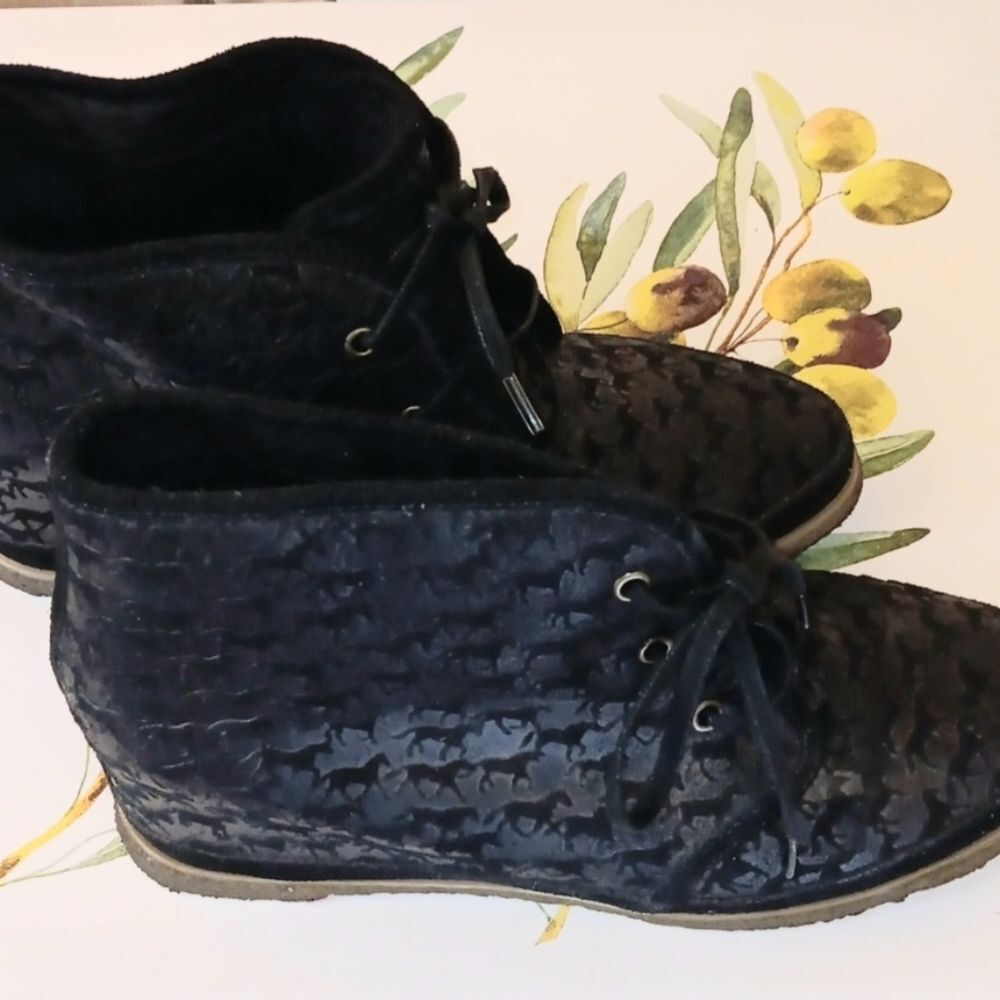 80 % 20  Anthropologie Hidden Wedge Embossed Booties - Picture 13 of 13